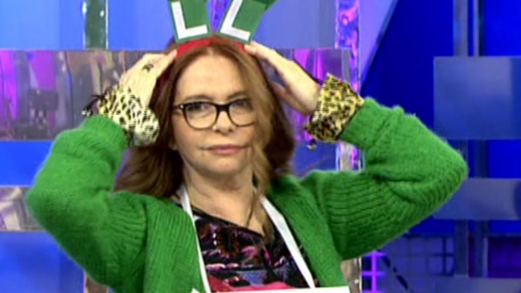 Sus compañeros le dan la bienvenida con dos regalos muy originales