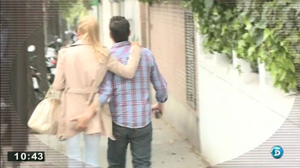 La pareja se ha dejado ver muy cariñosa camino a la consulta