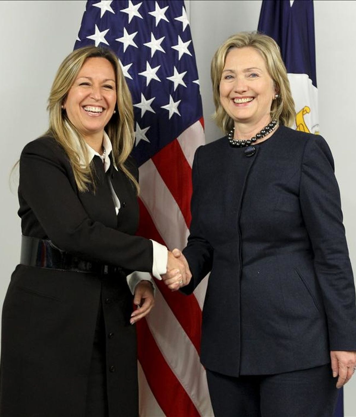 La ministra espalola de Asuntos Exteriores y Cooperación, Trinidad Jiménez (i), junto a la secretaria de Estado de EEUU, Hillary Clinton. EFE/Archivo