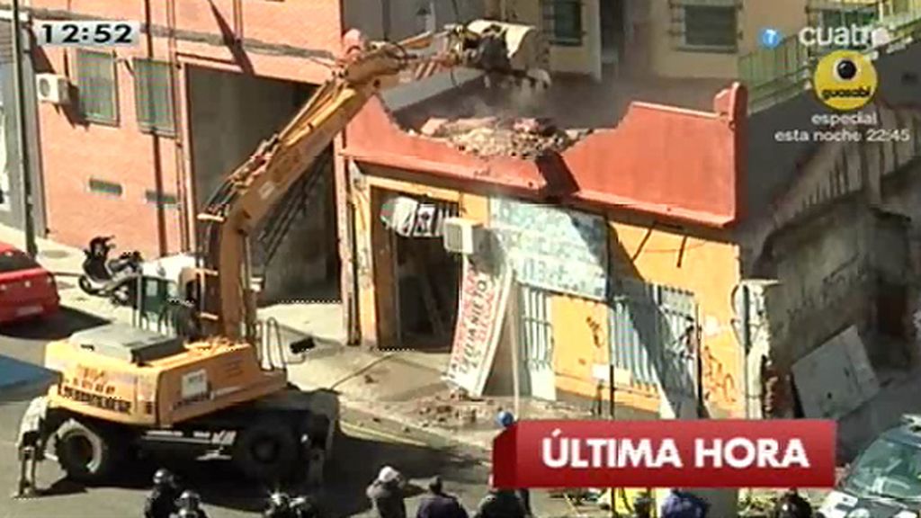 Derriban la vivienda de tres familias tras bajar a activistas de la excavadora