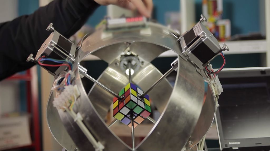 Un robot resuelve el cubo de Rubik en menos de un segundo
