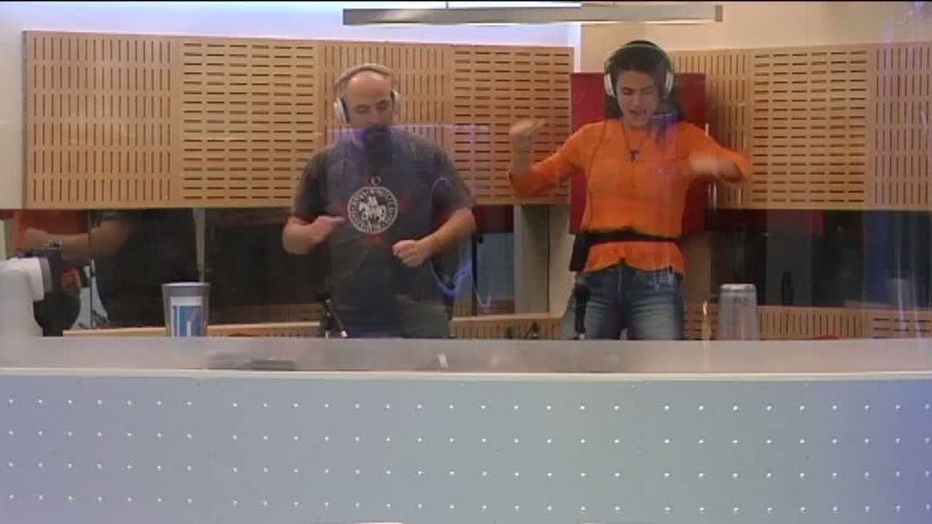 Esta chica no pude quedarse quieta