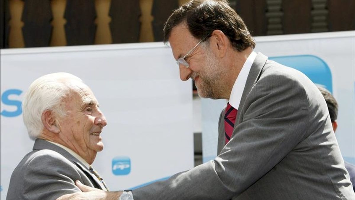 El líder del PP, Mariano Rajoy (d), saluda al alcalde de la localidad abulense de Cuevas del Valle, Licinio Prieto, durante un homenaje que el Partido Popular ofreció en 2009 al veterano edil. EFE/Archivo