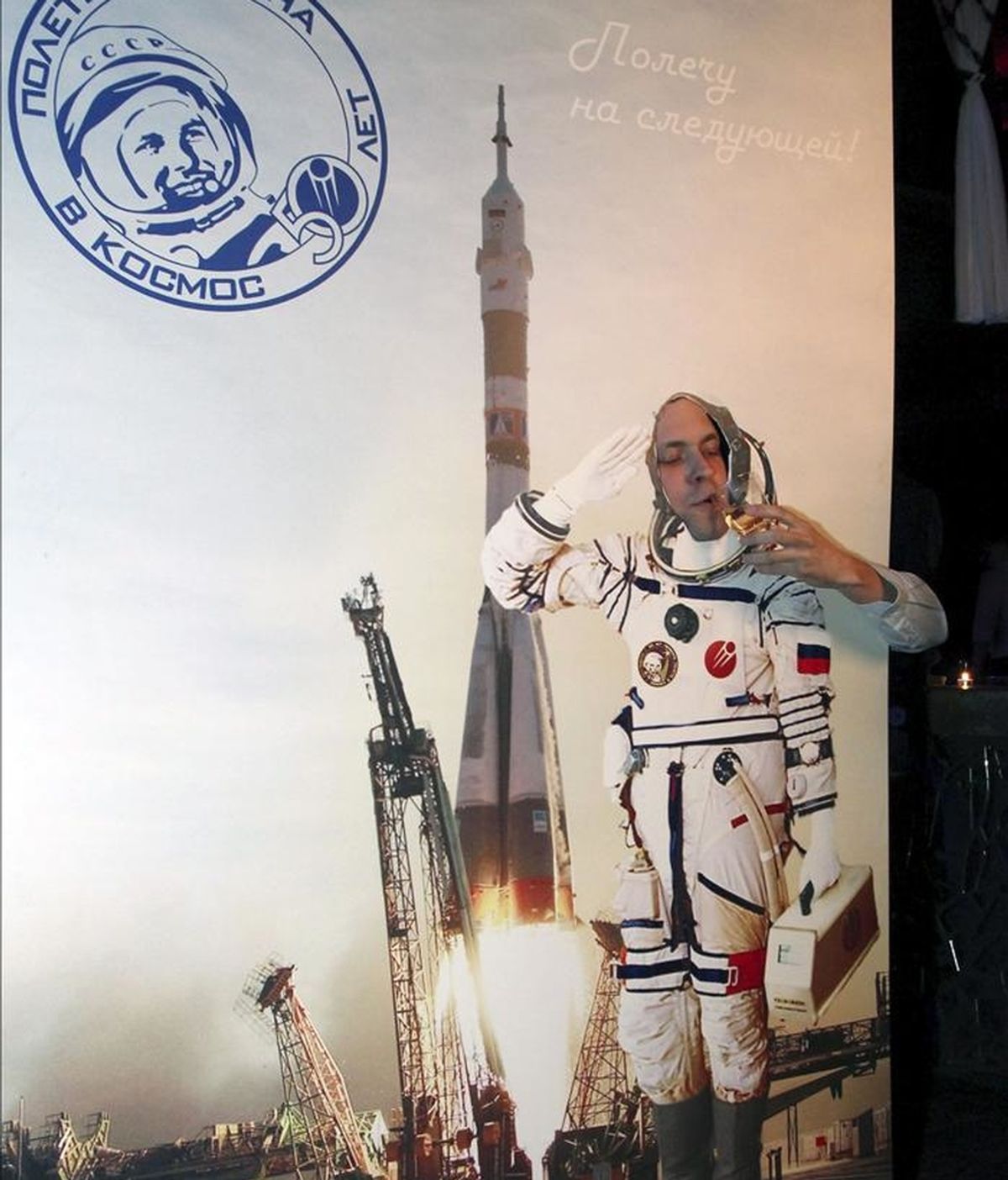 Un hombre participa en un fotomontaje en el club nocturno Gaudi Arena de Moscú en la noche del 11 de abril de 2011 durante las celebraciones por el 50 aniversario del primer vuelo de un hombre al espacio. EFE