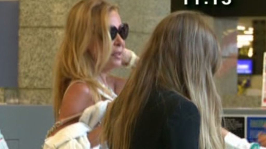 Alex Lequio y Andrea Guasch, mimos en el aeropuerto