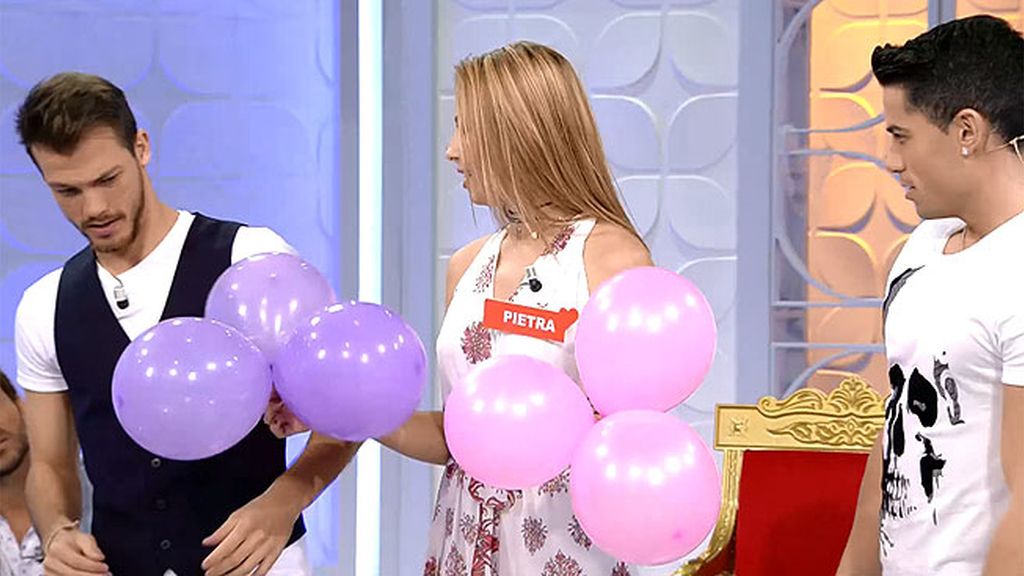 Pietra pone a los tronistas a explotar globos con los glúteos