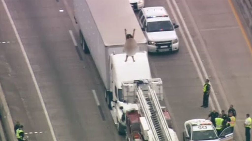 Una mujer colapsa el tráfico en Houston tras bailar desnuda sobre un camión