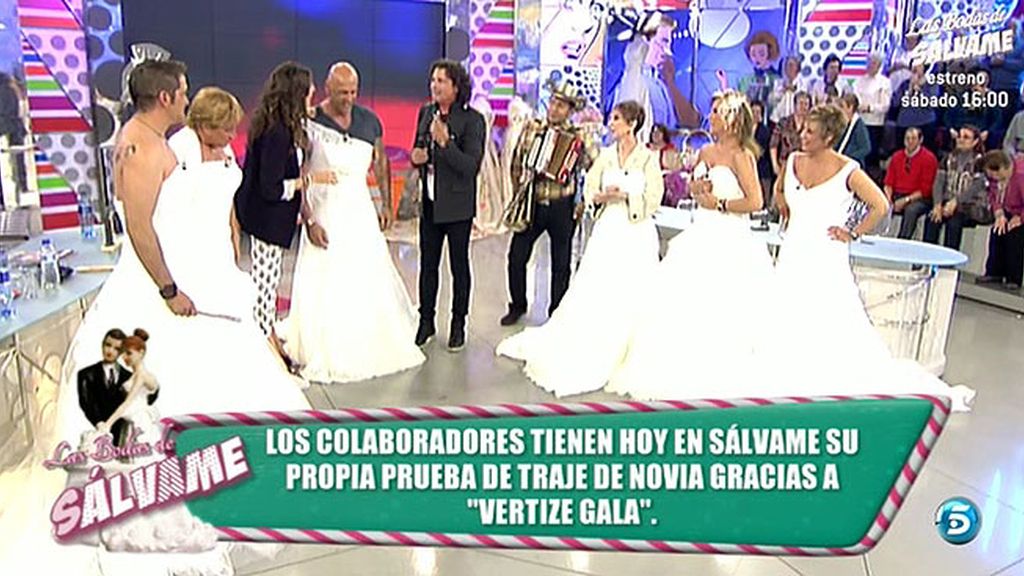 Las colaboradores y los colaboradores desfilan de blanco