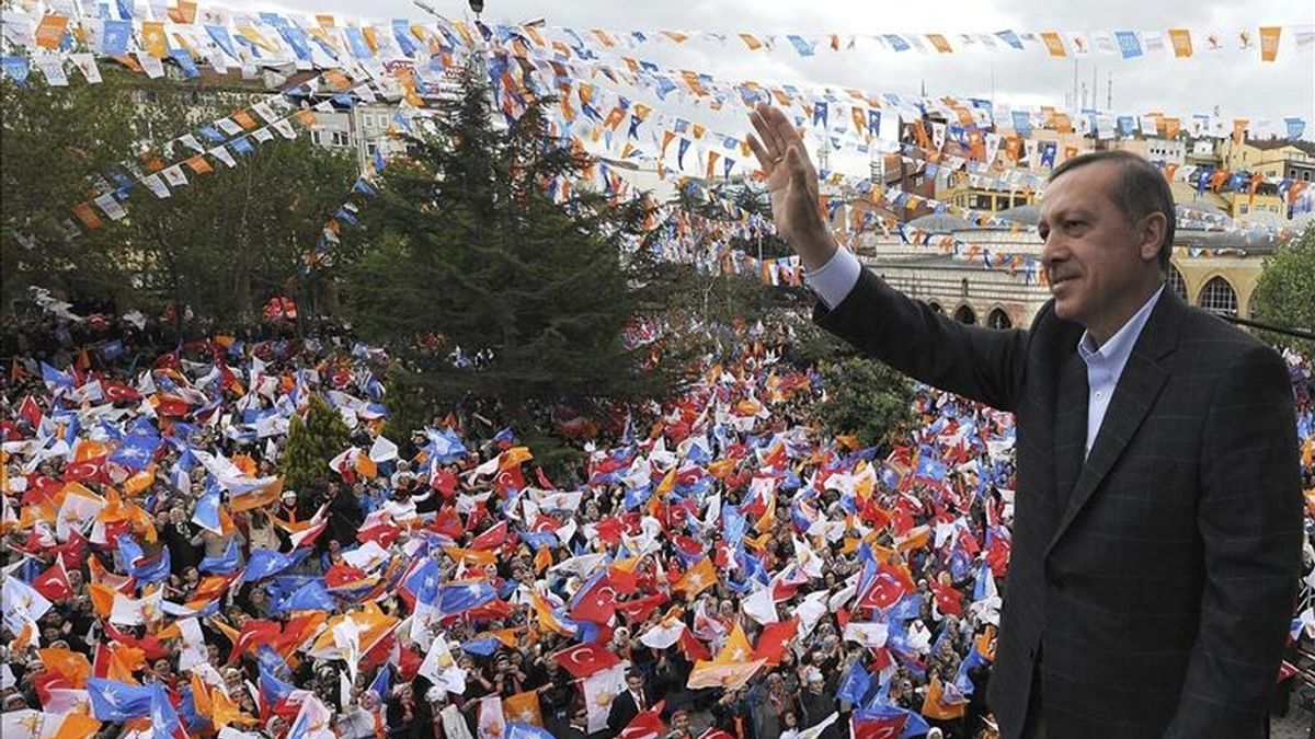 El primer ministro turco Recep Tayyip Erdogan saluda a sus seguidores durante un acto electoral en Kastamonu (norte de Turquía). EFE