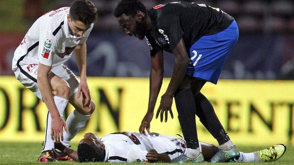 Muere el futbolista Patrick Ekeng en mitad de un partido