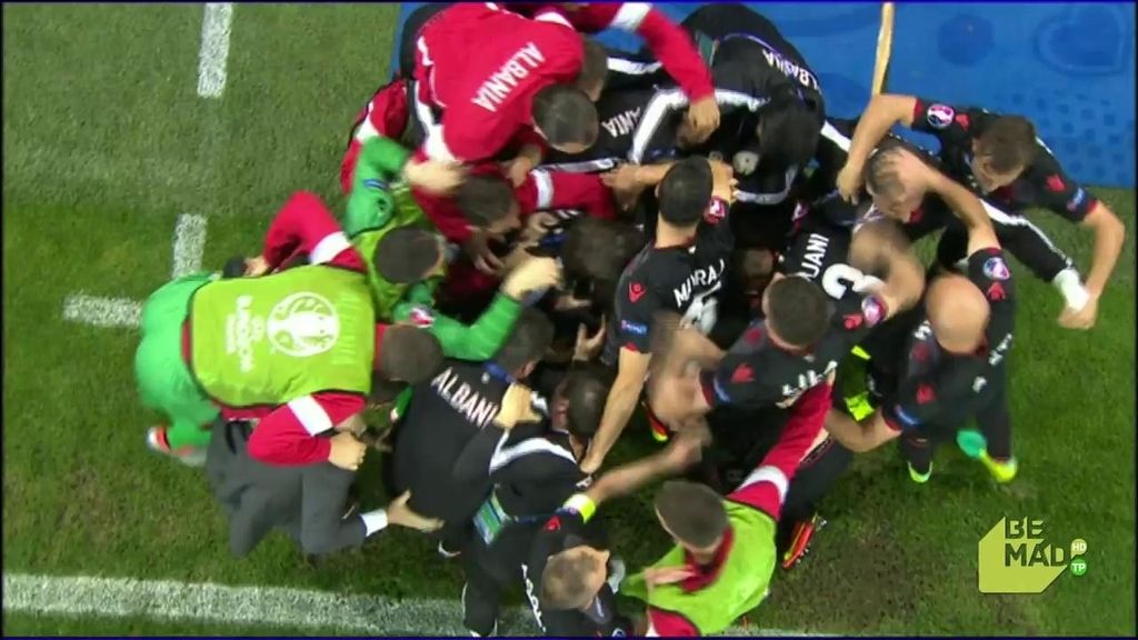 Espectacular celebración del gol y de la victoria de Albania ante Rumanía