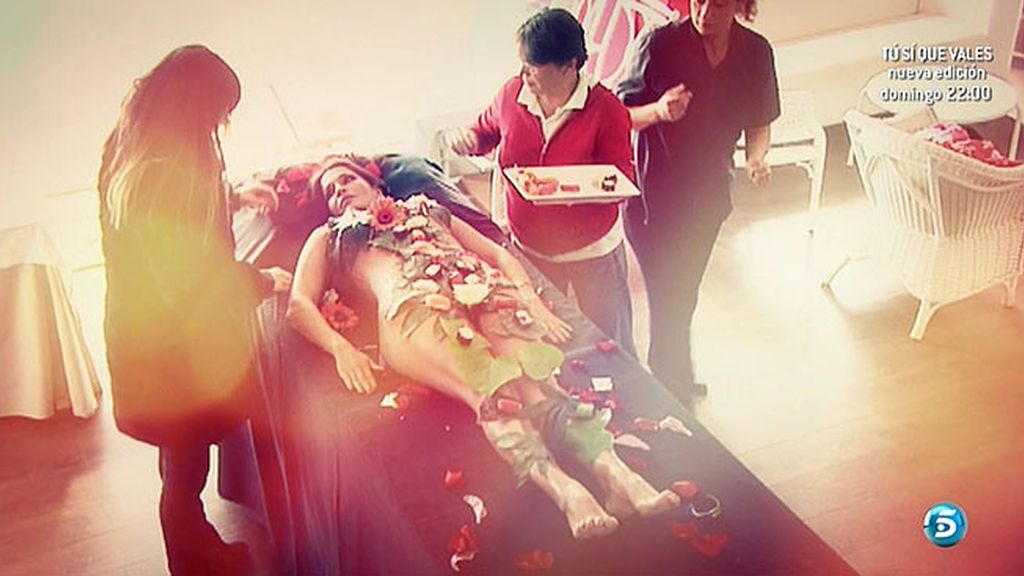 Aída Nízar prueba en su propia piel el body sushi