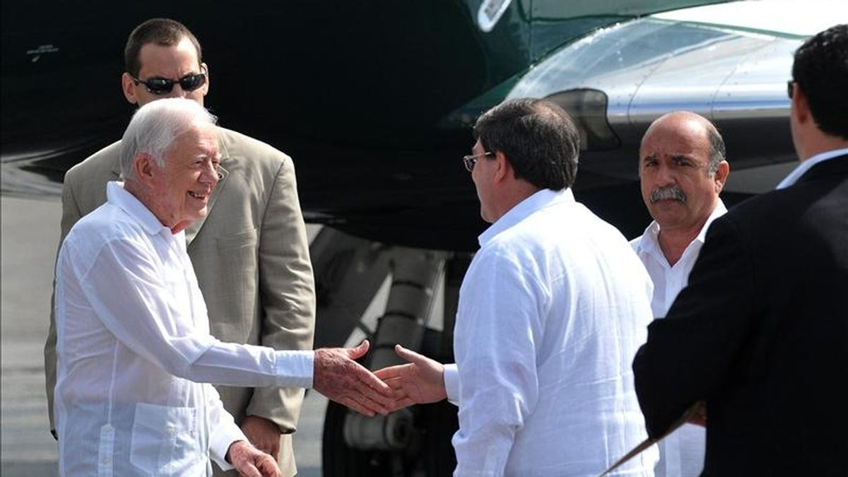 El expresidente de EE.UU. Jimmy Carter (i) saluda al canciller cubano, Bruno Rodríguez (c), a su llegada a La Habana, en el inicio de una visita privada de tres días invitado por el Gobierno del presidente cubano, Raúl Castro. EFE