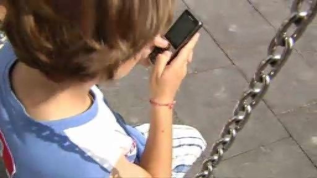 La policía propone un contrato entre padres e hijos menores para regular el uso del móvil