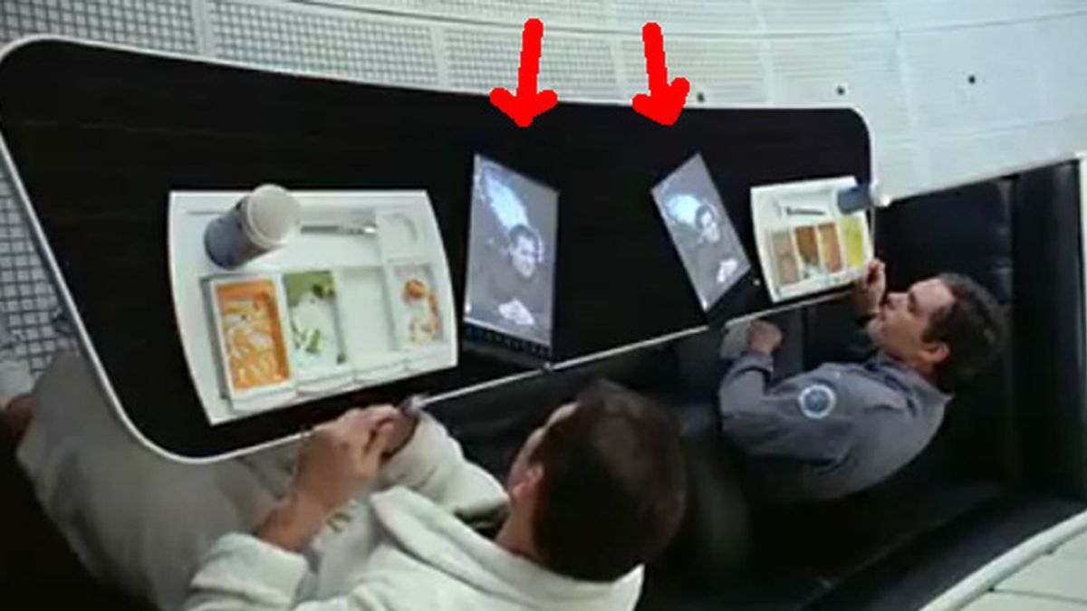 El fotograma de la película de ciencia ficción que utilizó Samsung para rebatir la acusación de Apple sobre el diseño de su tableta. Un tablet o un dispositivo similar aparece en la cinta de 1968. (ver flechas)