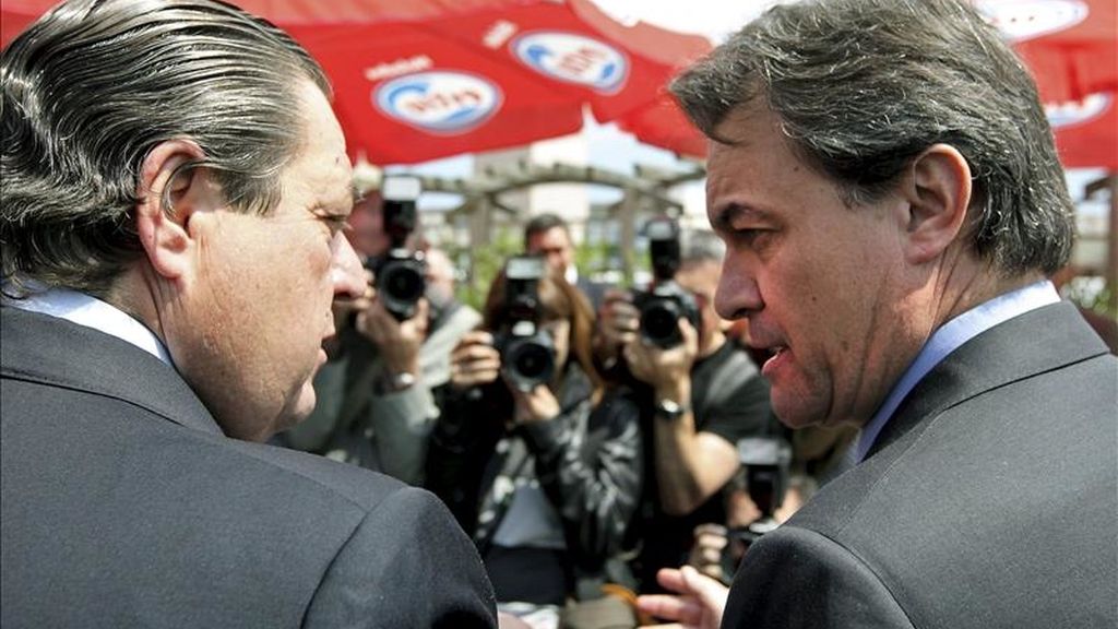 El presidente de la Generalitat de Cataluña, Artur Mas (d), conversa con el presidente de la Asociación Valenciana de Empresarios (AVE), Vicente Boluda, durante un acto con las Cámaras de Comercio del Arco Mediterráneo celebrado esta tarde en Valencia. EFE