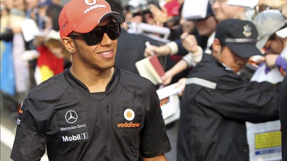El piloto británico Lewis Hamilton (McLaren Mercedess), saluda a sus seguidores en el circuito internacional de Shanghai, China. El Gran Premio de China se disputa este fin de semana. EFE