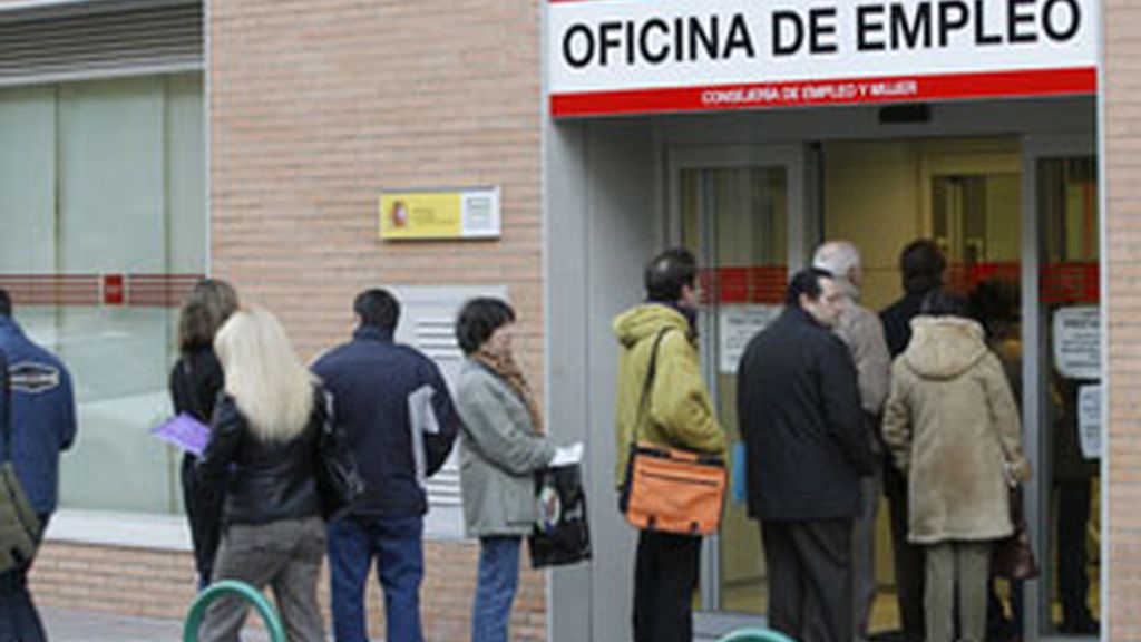 El paro baja en el mes de mayo en más de 79.000 personas. Video: Informativos Telecinco El paro baja en el mes de mayo en más de 79.000 personas. Video: Informativos Telecinco
