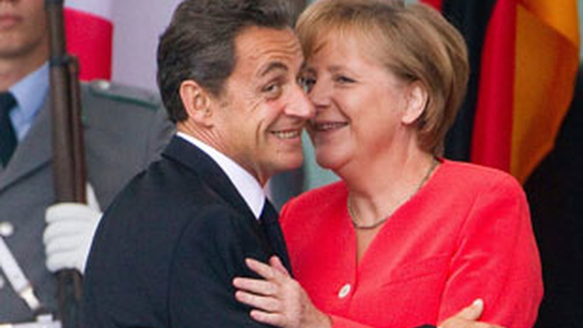 Nicolás Sarkozy y Angela Merkel se han reunido en Bruselas. FOTO: EFE