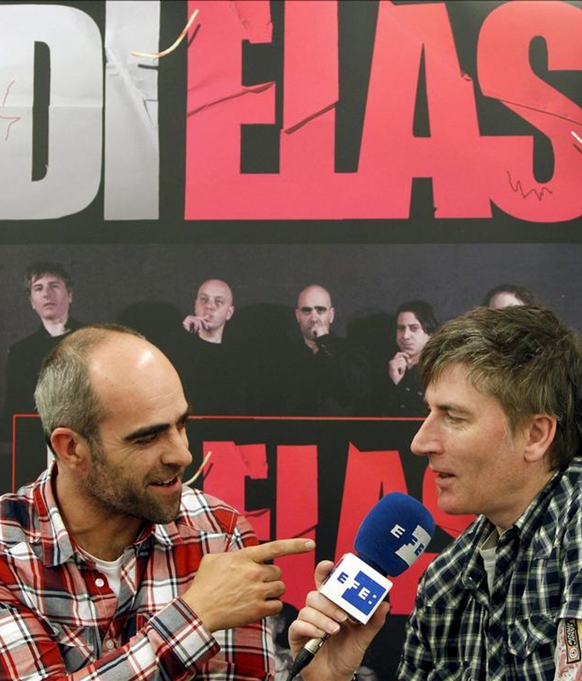 Los artistas Luis Tosar (izda) y Piti Sanz, con un sólida carrera en el cine, el teatro y la televisión, durante la entrevista que concedieron a Efe con motivo del lanzamiento del primer trabajo del grupo de rock Di Elas, que está impregnado por "una cierta melancolía", según ha reconocido a Efe el primero, ganador de tres premios Goya. EFE