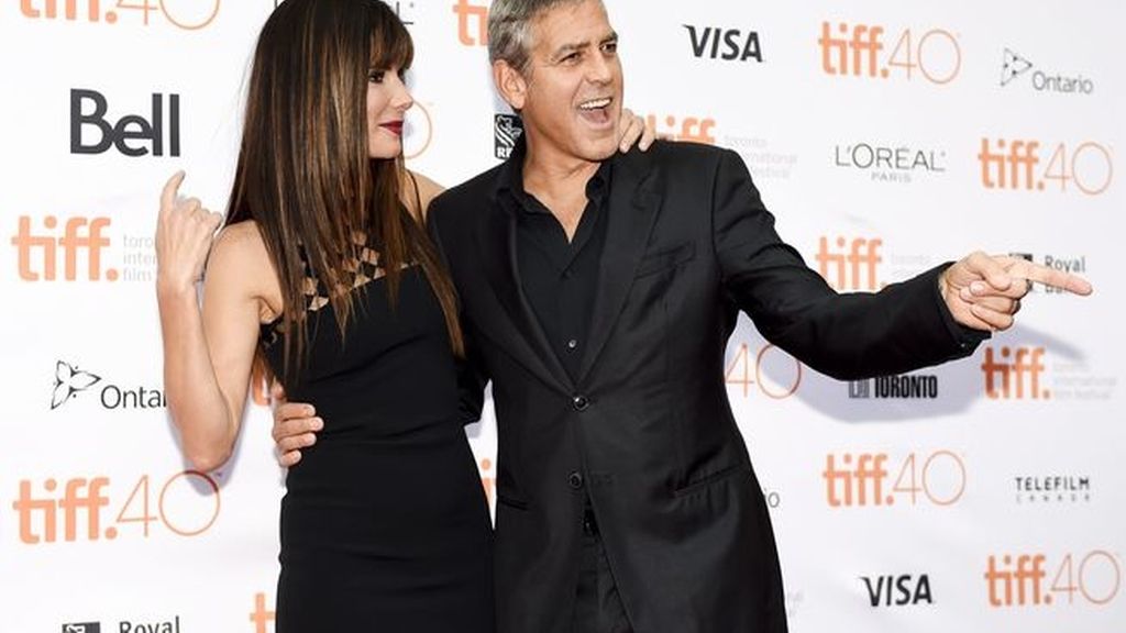 George Clooney y Sandra Bullock se dan 'un baño de fans'