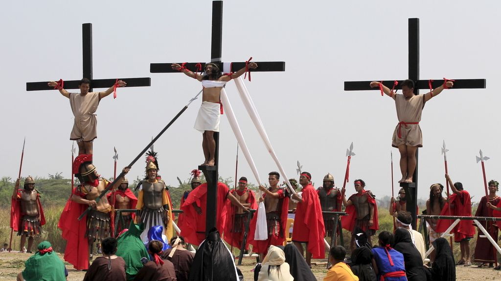 Filipinas revive la crucifixión de Cristo