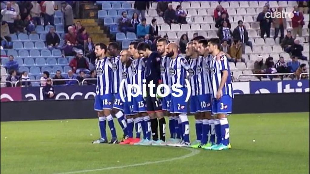 Parte de la grada de Riazor pita el minuto de silencio por Jimmy