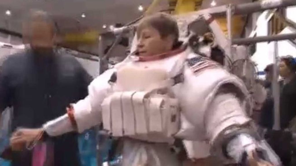Las dificultades de vestirse de astronauta