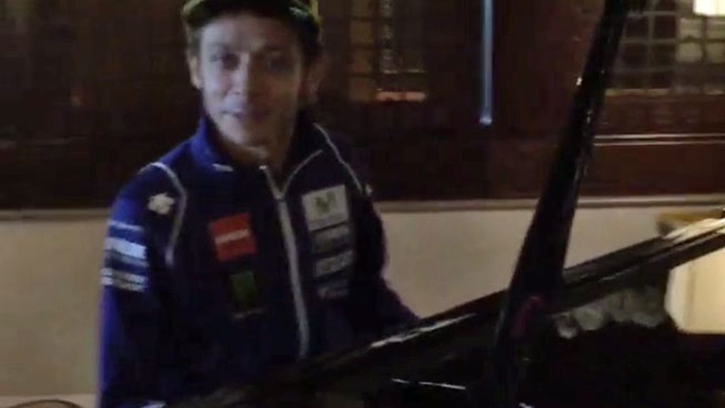 Valentino Rossi, un 'campeonísmo' del piano... o ¿hay truco?