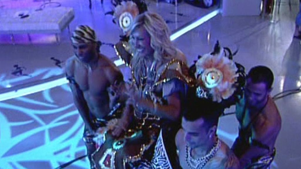 Sálvame se arrodilla ante Rosa Benito