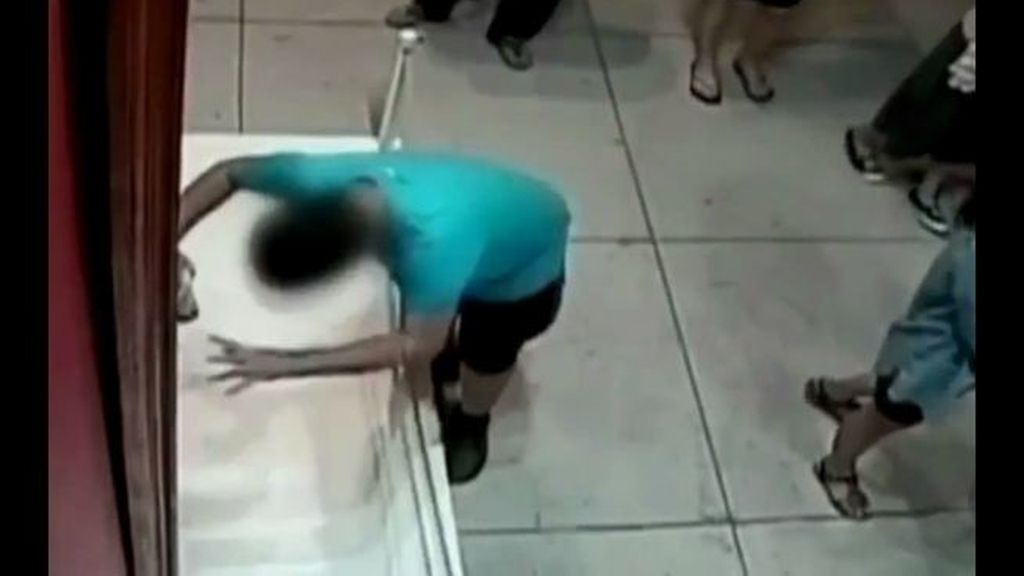 Un niño tropieza en un museo y agujerea un cuadro de un millón y medio de dólares