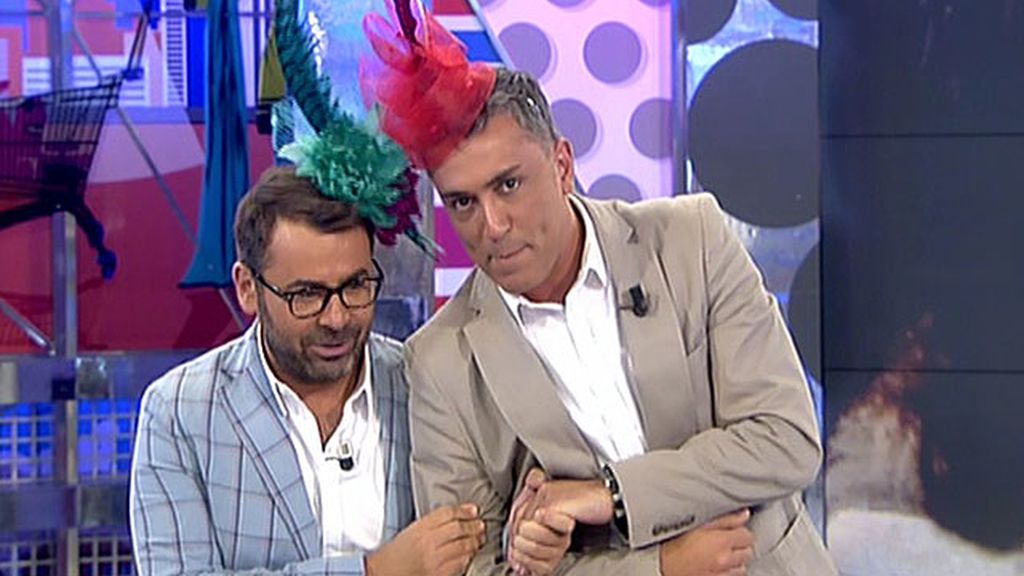 Los colaboradores se prueban diferentes tocados