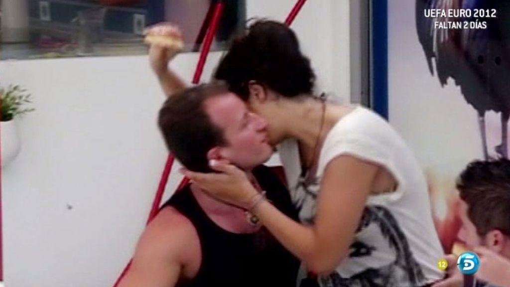 La concursante le sigue el juego