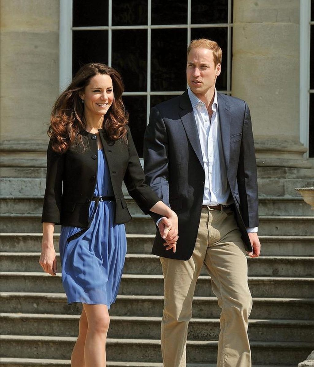 El príncipe Guillermo y Catalina, los nuevos duques de Cambridge, caminan agarrados de la mano el recinto del palacio de Buckingham, en Londres (Reino Unido), el pasado 30 de abril, un día después de su boda. EFE/Archivo