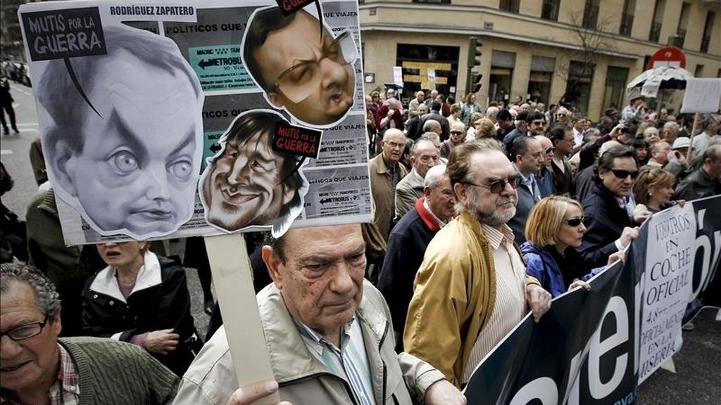 Un grupo de manifestantes ha cortado el tráfico ante la sede del PSOE en la madrileña calle de Ferraz para exigir la dimisión del presidente del Gobierno, José Luis Rodríguez Zapatero. EFE