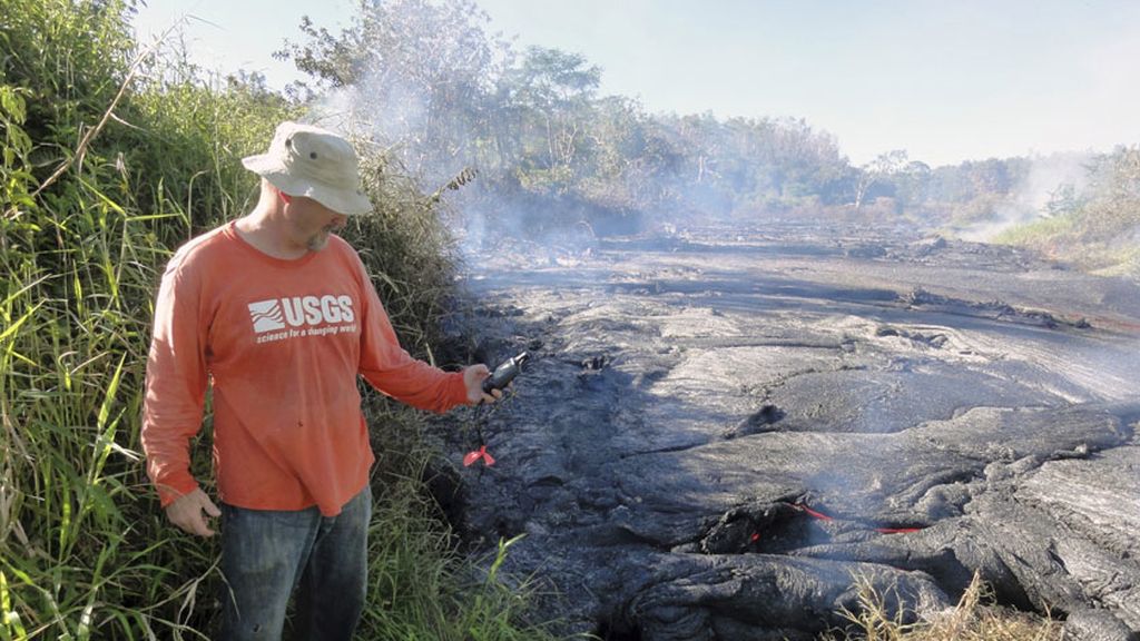 Un pueblo de Hawaii, a punto de quedar sepultado por la lava de un volcán