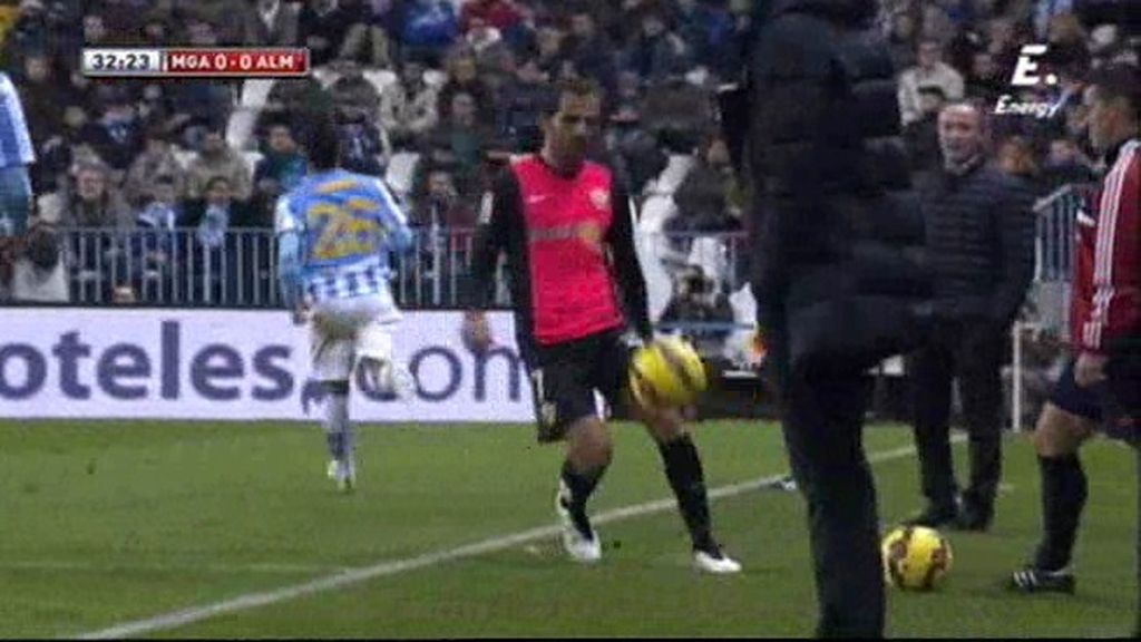 ¡El Málaga coge el balón del cuarto árbitro en un saque de banda y el árbitro manda repetir!