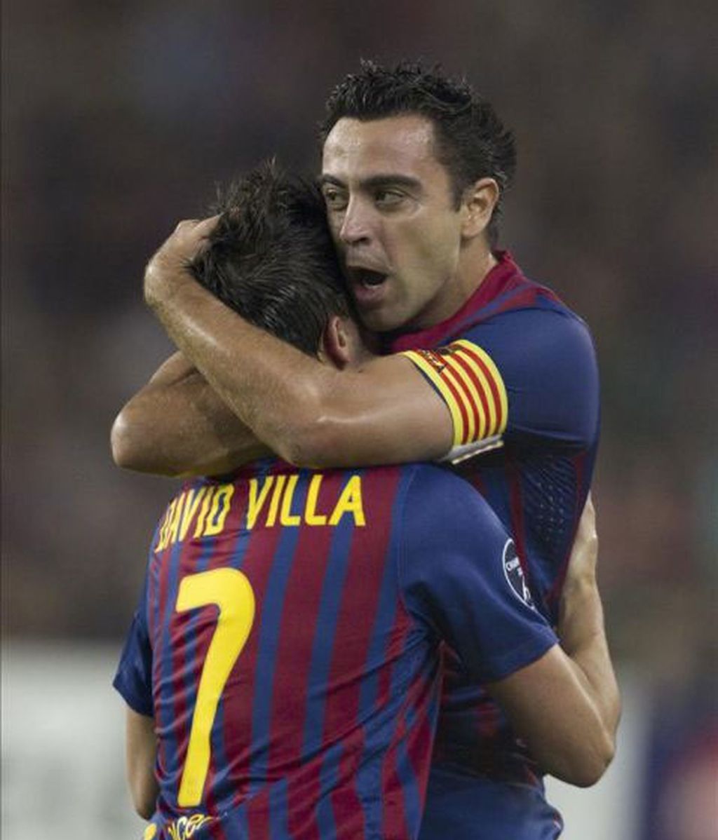 Xavi abraza a Villa