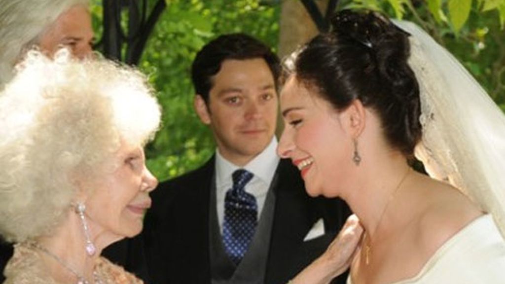 La Duquesa, feliz en la boda de su nieto