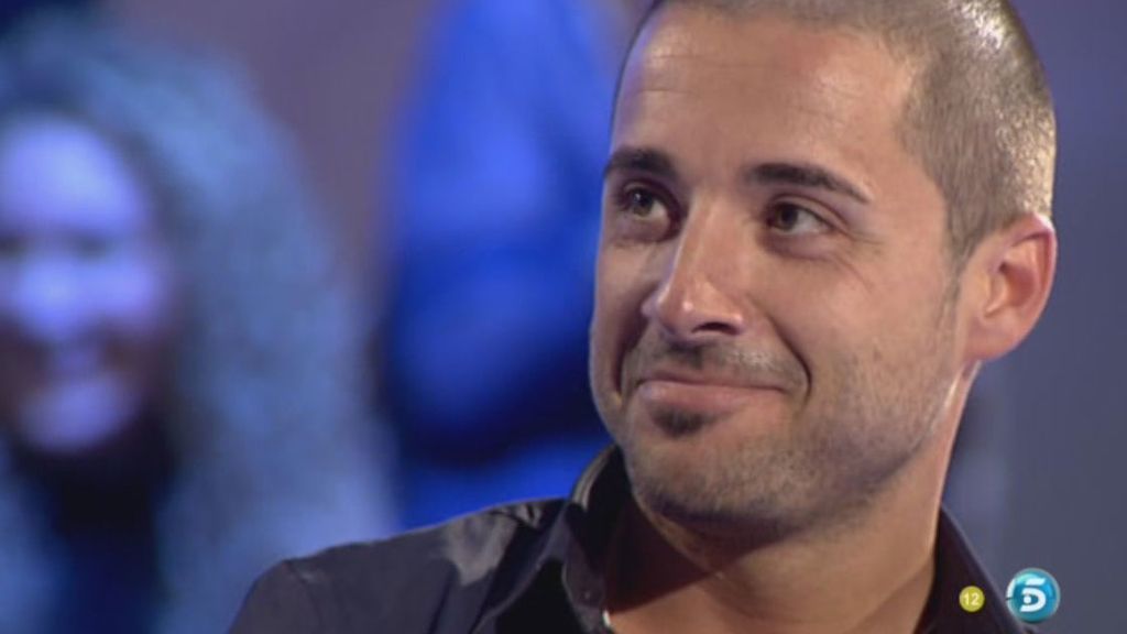 Milá se levanta la falda y enseña el trasero