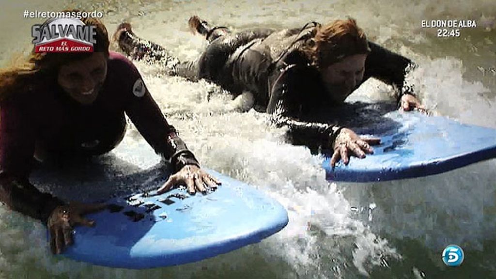 Continúa el reto de Carmen Bazán con Melu: esta vez surfeando y bailando