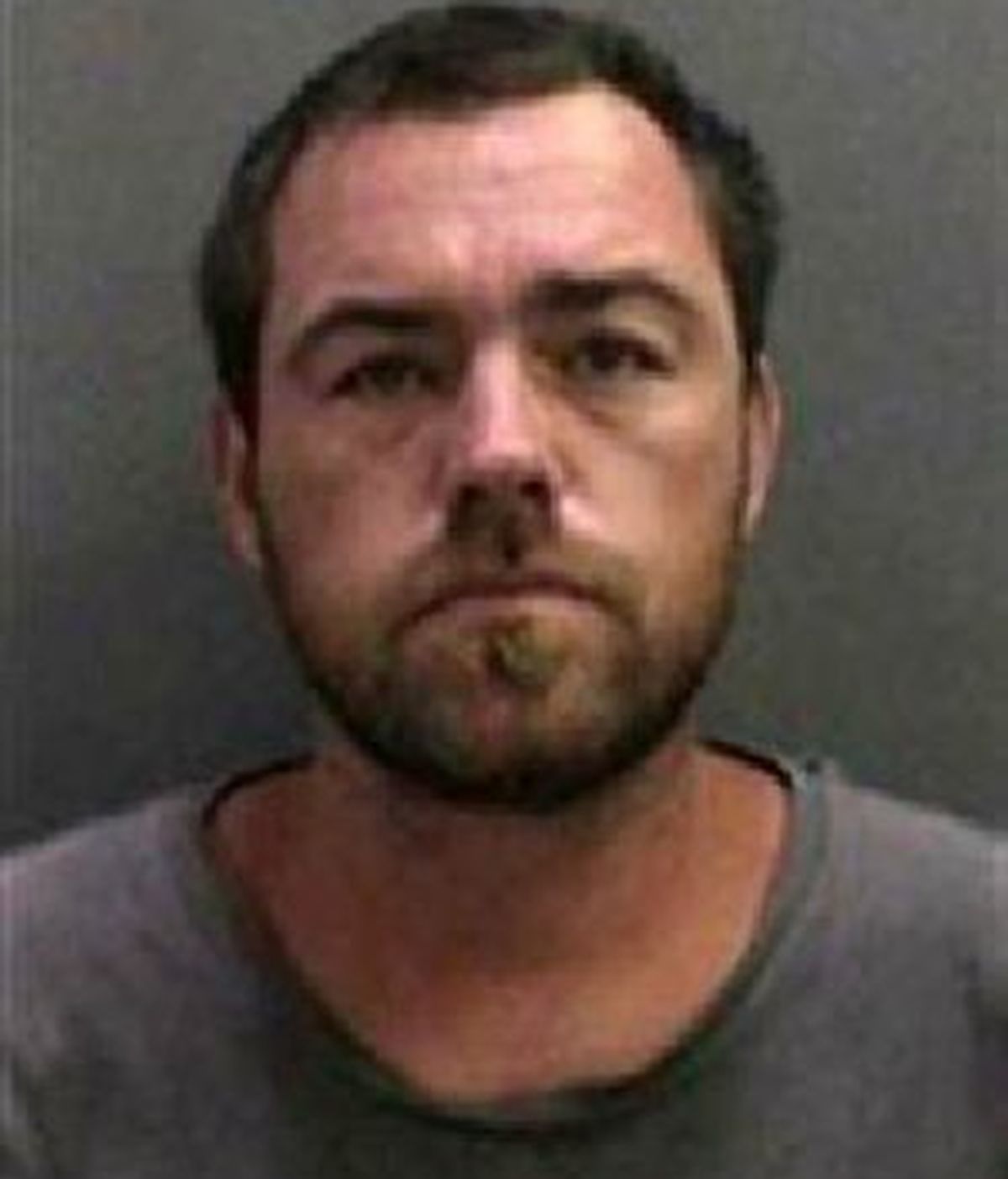Sloan Briles, de 35 años, lanzó a su hijo de 7 años por la borda porque no paraba de llorar. El hombre declaró que estaba jugando. Foto AP Sloan Briles, de 35 años, lanzó a su hijo de 7 años por la borda porque no paraba de llorar. El hombre declaró que estaba jugando. Foto AP
