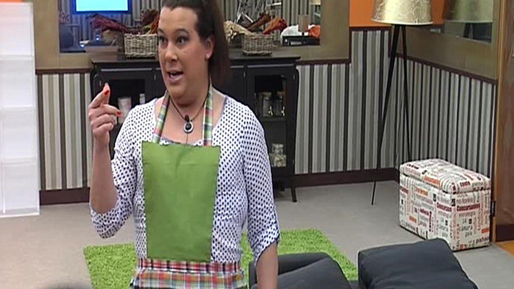 Muy parlanchina, Desi le ha hecho a Adrián un resumen de toda su vida