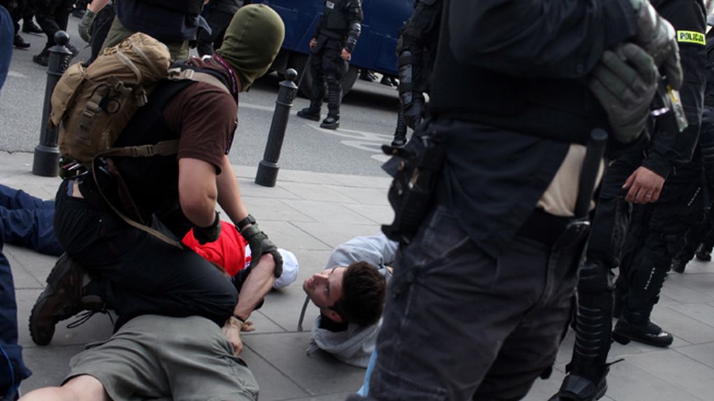 Peleas, destrozos, insultos racistas y detenciones