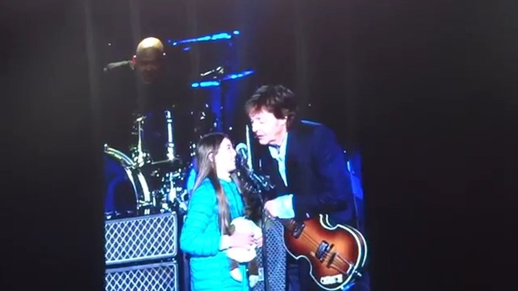 "Quiero tocar el bajo con vos": Una niña cumple su sueño gracias a Paul McCartney