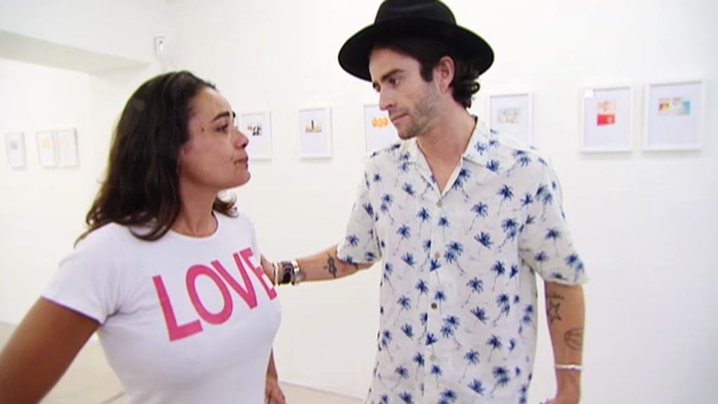 Pelayo lleva a Rocío a una exposición fotográfica de su propia vida