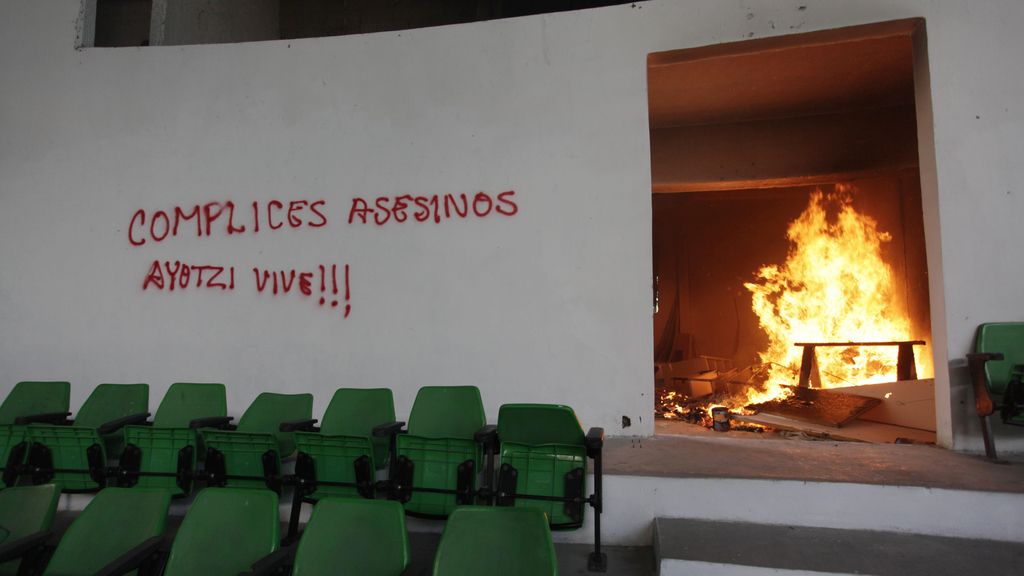 Los manifestantes incendian una sede del partido de Peña Nieto