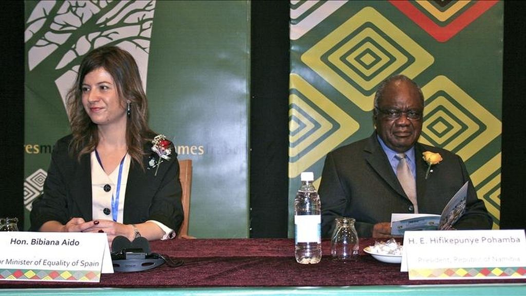 Fotografía facilitada por la Agencia Española de Cooperación Internacional para el Desarrollo (AECID) de la secretaria de Estado de Igualdad, Bibiana Aído (i), acompañada del presidente namibio, Hifikepunye Pohamba, durante la inauguración hoy del VI Encuentro de Mujeres por un Mundo Mejor, que se celebra hasta el domingo en Windhoek. EFE