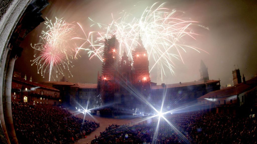 La catedral de Santiago se vuelve a llenar de luz y color