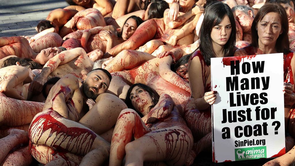 Activistas protestan desnudos en Barcelona contra el uso de pieles
